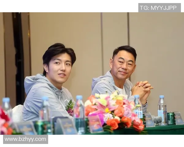 足球明星大巴上欢唱朋友情谊深厚展现团队精神与友谊的力量